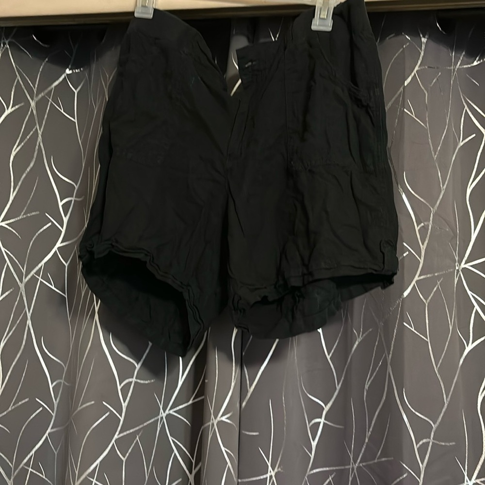 Black shorts, Gloria Vanderbilt